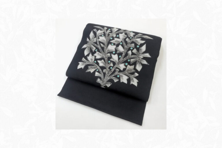 着姿を引きしめる濃い地の名古屋帯