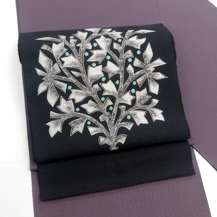 着姿を引きしめる濃い地の名古屋帯